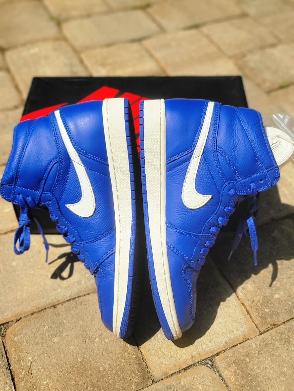 Jordan 1 High OG 'Hyper Royal' - Picture 2 of 8